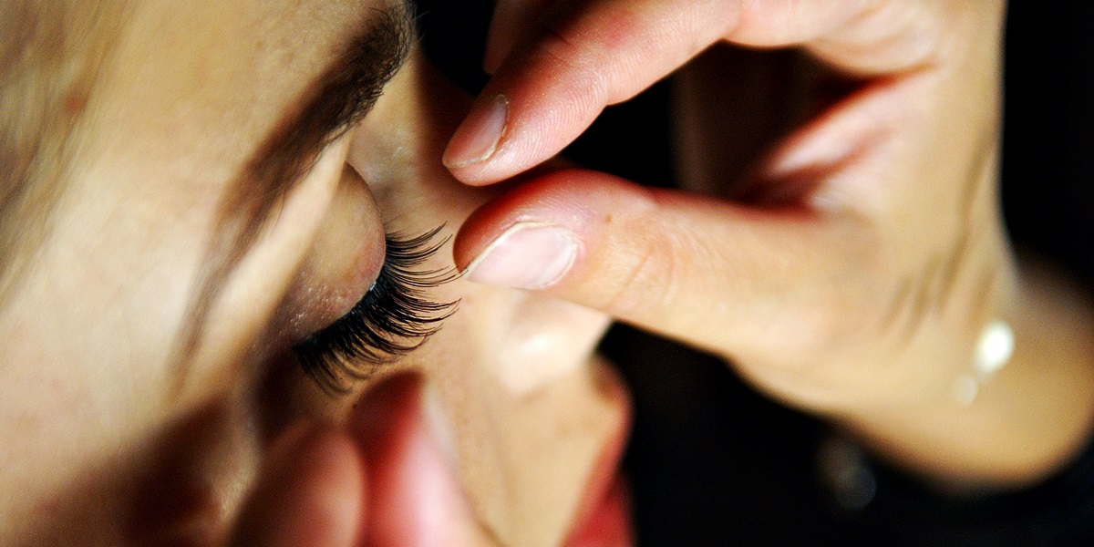 Truques básicos de beleza – Maquiagem e Cabelos CÍLIOS POSTIÇOS